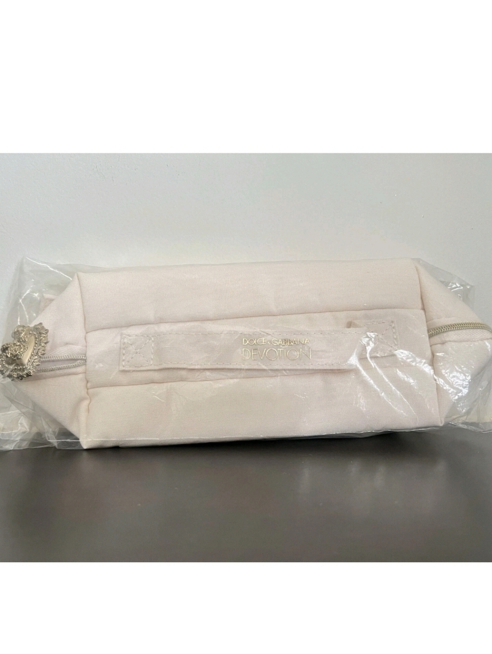 New Dolce & Gabbana Devotion Cream Makeup Clutch Zip Pouch Bag W Heart Charm - Picture 2 of 7